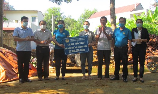 Đồng chí Nguyễn Thị Thiện - Chủ tịch LDLĐ tỉnh trao hỗ trợ Mái ấm Công đoàn cho gia đình đoàn viên Nguyễn Thị Phượng.