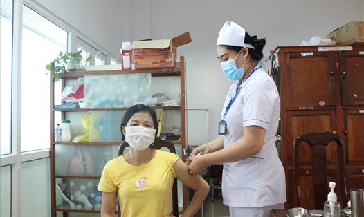 Trong 2 ngày 22 và 23.9, ngành Y tế tỉnh Đắk Lắk đã triển khai tiêm vaccine COVID-19 cho toàn bộ giáo viên các cấp ở địa phương. Ảnh minh họa: B.T