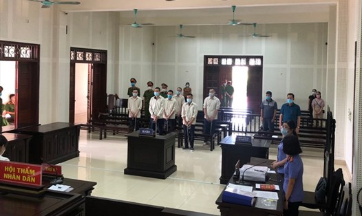 8 bị cáo bị Tòa án nhân dân tỉnh Quảng Ninh tuyên án 52 án tù cho hành vi trộm cắp 158 con lợn đem bán lấy tiền chia nhau. Ảnh: CAQN