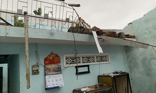 Lốc xoáy khiến 15 nhà dân ở Quảng Ngãi bị hư hỏng. Ảnh: Duy Khánh
