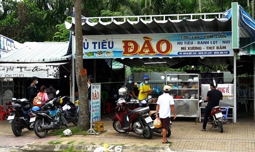 Dọc các tuyến đường ở thị trấn Phong Điền, Cần Thơ - địa phương đã trở về trạng thái bình thường mới, nhiều quán ăn, quán uống đã mở cửa hoạt động trở lại. Ảnh: LĐO
