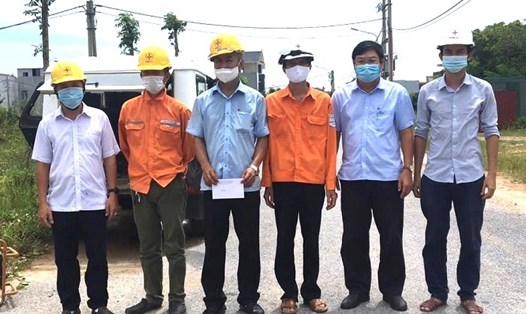 Cán bộ công đoàn PC Quảng Bình trao hỗ trợ cho người lao động. Ảnh: CĐCC