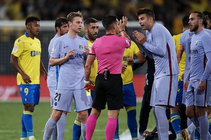 Frenkie de Jong nhận thẻ đỏ trong trận đấu Barcelona bị Cadiz cầm hoà