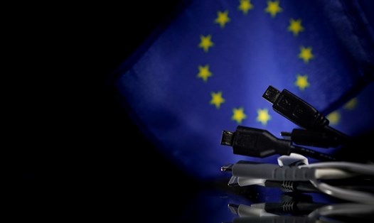 EU đề xuất quy định bộ sạc chung cho iPhone và các thiết bị khác. Ảnh: AFP