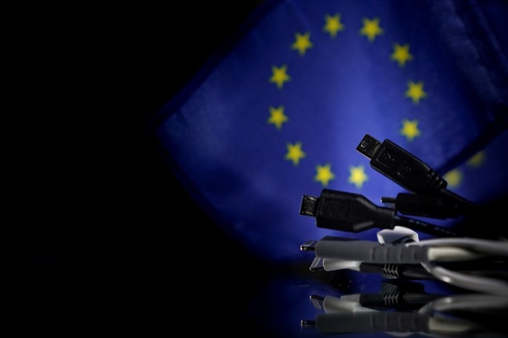 EU đề xuất quy định bộ sạc chung cho iPhone và các thiết bị khác EU đề xuất quy định bộ sạc chung cho iPhone và các thiết bị khác