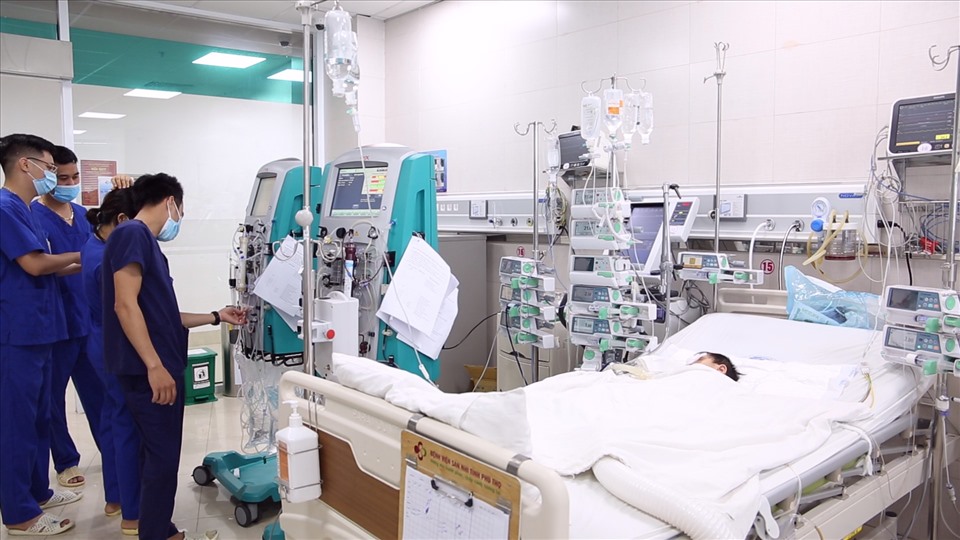 Bác sĩ kiểm tra sức khoẻ cho bệnh nhi sau đợt điều trị. Ảnh: BVCC