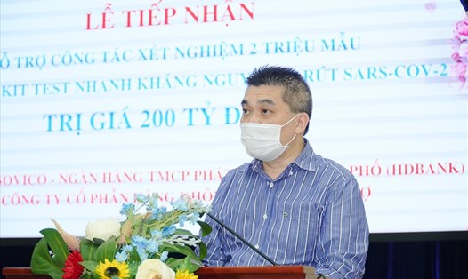 Phó Tổng giám đốc điều hành Sovico Phạm Khắc Dũng chia sẻ tại buổi lễ trao tặng 2 triệu mẫu và 1 triệu kit xét nghiệm trị giá 200 tỉ đồng cho TPHCM. Ảnh: T.Trang