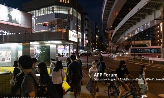 Người dân ở Tokyo chấp hành nghiêm túc việc đeo khẩu trang. Ảnh: AFP