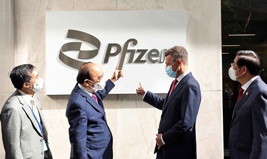 Chủ tịch nước Nguyễn Xuân Phúc thăm và làm việc tại Công ty Pfizer ngày 23.9. Ảnh: TTXVN