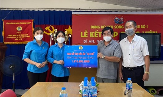 LĐLĐ tỉnh Bình Dương đã trao 1,016 tỉ đồng đồng cho Công ty NTHH Pung KooK Sài Gòn II để chăm lo bữa ăn cho công nhân sản xuất "3 tại chỗ".