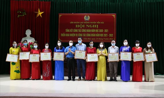 Lãnh đạo LĐLĐ huyện Tiền Hải (Thái Bình) trao Giấy khen của LĐLĐ huyện cho các tập thể. Ảnh: B.M