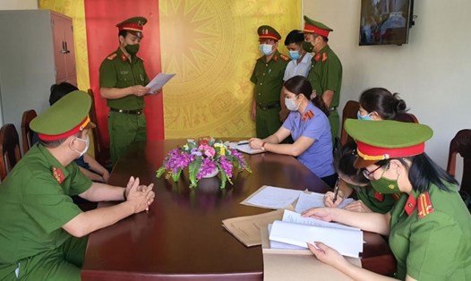 Công an Hà Giang thi hành lệnh bắt tạm giam đối với Vi Văn Cảnh. Ảnh CAHG