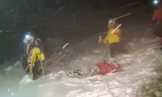 Ảnh cắt từ video về cuộc giải cứu trên núi Elbrus. Ảnh: Bộ Tình trạng khẩn cấp Nga