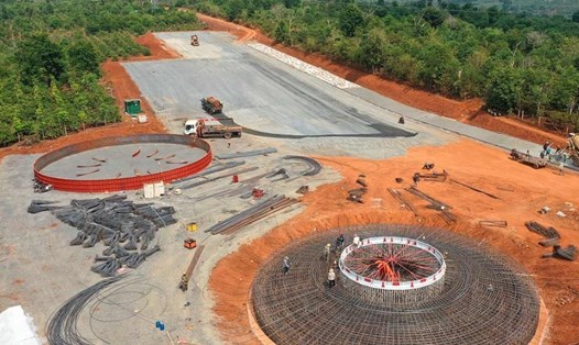 Một dự án điện gió ở địa bàn huyện Ea H'Leo (tỉnh Đắk Lắk) đang trong quá trình xây dựng. Ảnh: T.X