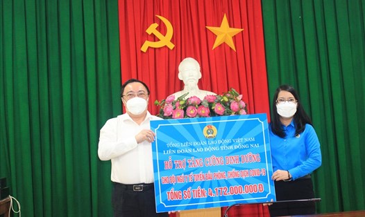 Lãnh đạo LĐLĐ tỉnh trao tặng bảng tượng trưng số tiền hơn 4,1 tỉ đồng cho lãnh đạo Sở Y tế. Ảnh: Dung Nguyễn