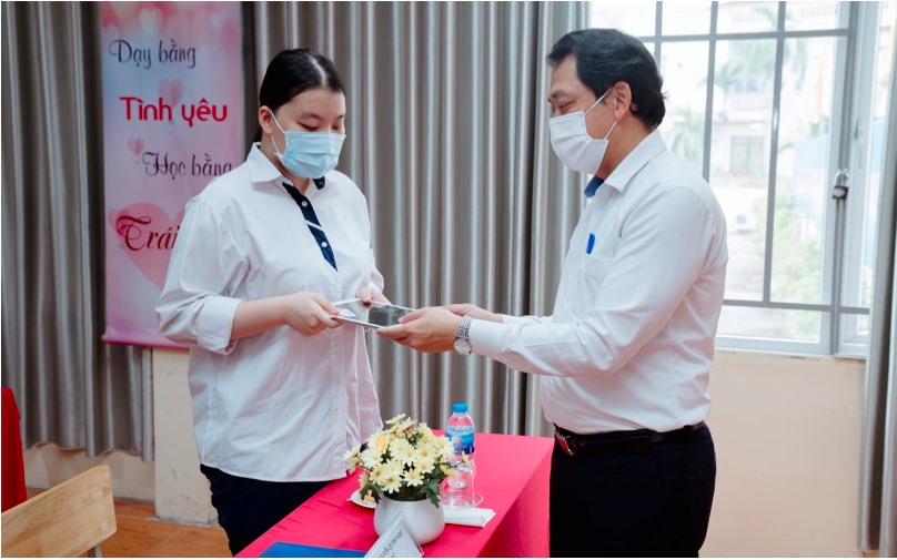 Ông Bùi Sơn Nam - Chủ tịch Công đoàn MobiFone trao tặng tài khoản học tập trực tuyến cho đại diện học sinh trường THPT Hoàng Cầu, TP. Hà Nội.