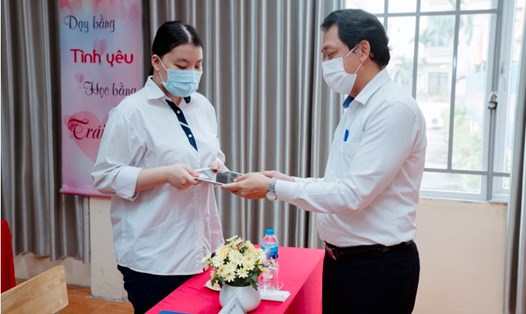 Ông Bùi Sơn Nam - Chủ tịch Công đoàn MobiFone trao tặng tài khoản học tập trực tuyến cho đại diện học sinh trường THPT Hoàng Cầu, TP. Hà Nội.