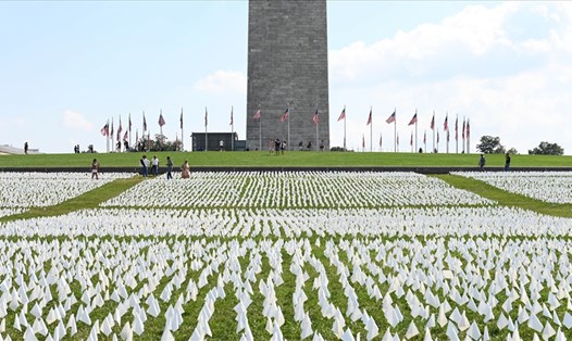 Mỗi chiếc cờ trắng trước Đài tưởng niệm Washington biểu thị cho một nạn nhân chết vì COVID-19 ở Mỹ. Ảnh: AFP