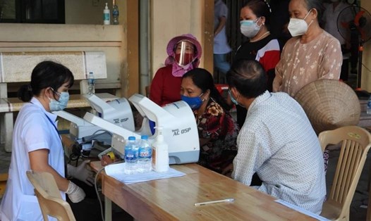 Lực lượng y tế Hà Nam làm xét nghiệm sàng lọc cho người dân. Ảnh: CTV