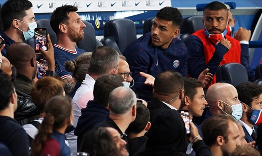 Lionel Messi nói anh ổn khi bị thay ra ở trận đấu với Lyon và không hài lòng với huấn luyện viên nhưng thực tế là chấn thương của anh nặng hơn dự kiến. Ảnh: AFP