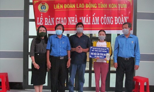 Liên đoàn Lao động tỉnh Kon Tum trao hỗ trợ Mái ấm Công đoàn cho đoàn viên có hoàn cảnh khó khăn. Ảnh: Thanh Hoa