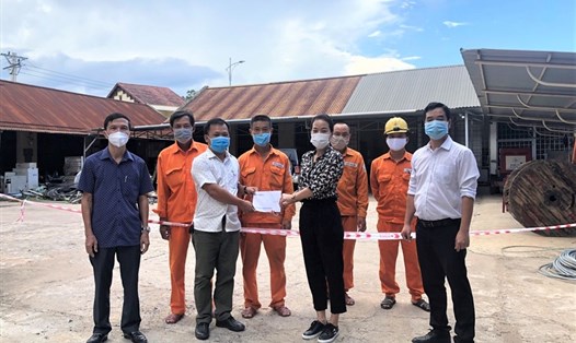 Công đoàn Công ty Điện lực Quảng Trị thăm hỏi, động viên người lao động thực hiện phương án làm việc "3 tại chỗ" để phòng, chống dịch COVID-19. Ảnh: ĐL