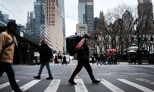 Người đi bộ trên đường phố New York, Mỹ, tháng 1.2021. Ảnh: AFP