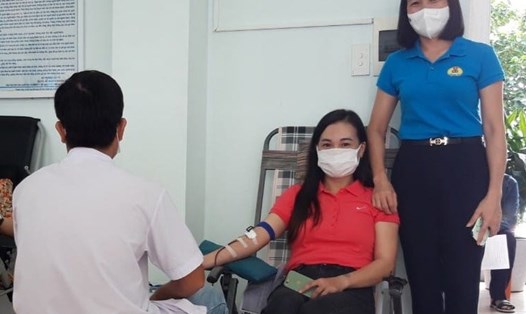 Người lao động ngành y tại tỉnh Quảng Trị tham gia hiến máu. Ảnh: Minh Tuyết.