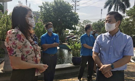 Chủ tịch Liên đoàn Lao động Thành phố Hà Nội Nguyễn Phi Thường (bên phải) nắm bắt tình hình lao động, sản xuất kinh doanh tại một doanh nghiệp. Ảnh: Kiều Vũ