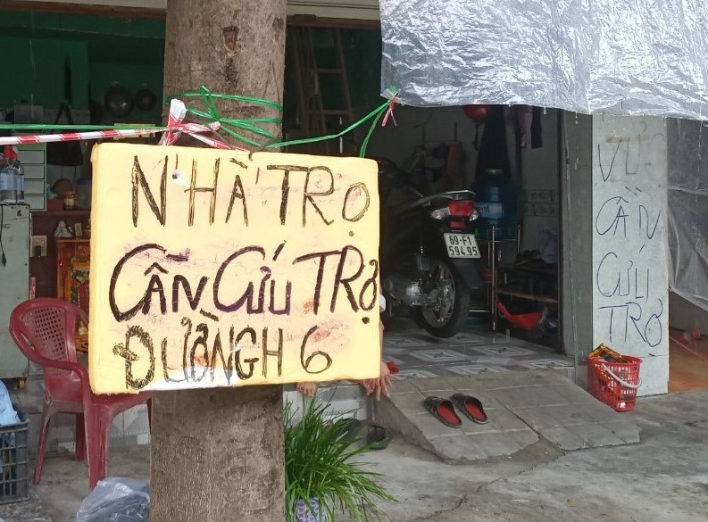 Người dân đặt bảng xin cứu trợ gấp.