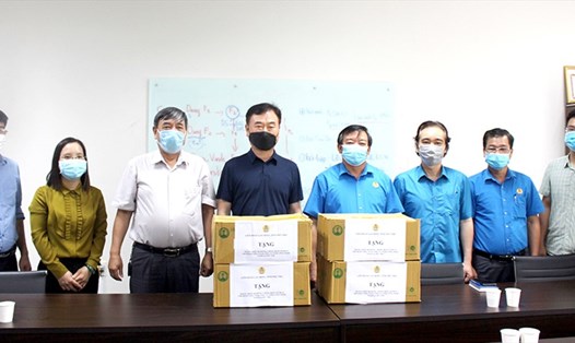 Lãnh đạo Liên đoàn Lao động tỉnh, Công đoàn các Khu công nghiệp tỉnh trao tặng trang thiết bị phòng, chống dịch COVID-19 cho đoàn viên, công nhân lao động Công ty TNHH công nghệ Namuga Phú Thọ. Ảnh: Mai Hoa