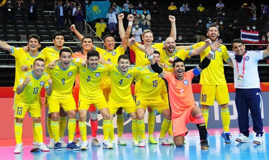 Tuyển futsal Kazakhstan lần đầu tiên giành quyền vào tứ kết World Cup. Ảnh: UEFA.