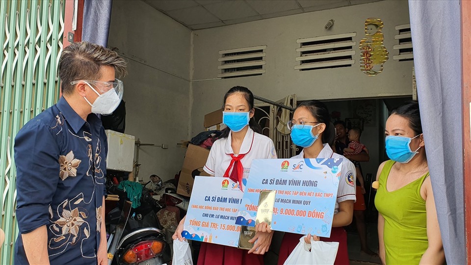 Đàm Vĩnh Hưng góp 1,8 tỉ đồng hỗ trợ 100 học sinh mất cha mẹ vì COVID-19. Ảnh: NSCC.