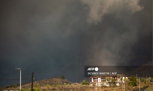 Một cột khói do núi lửa Cumbre Vieja phun ra vào ngày 24.9.20201. Ảnh: AFP