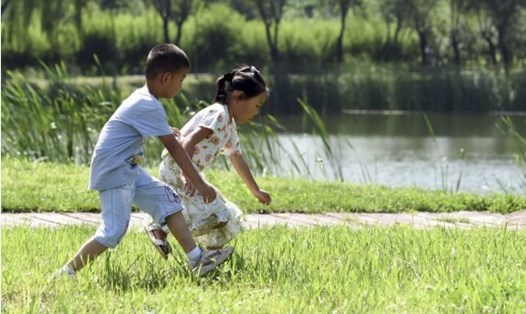 Trẻ em vui chơi tại công viên ở Thạch Gia Trang, tỉnh Hà Bắc, Trung Quốc. Ảnh minh họa. Ảnh: AFP