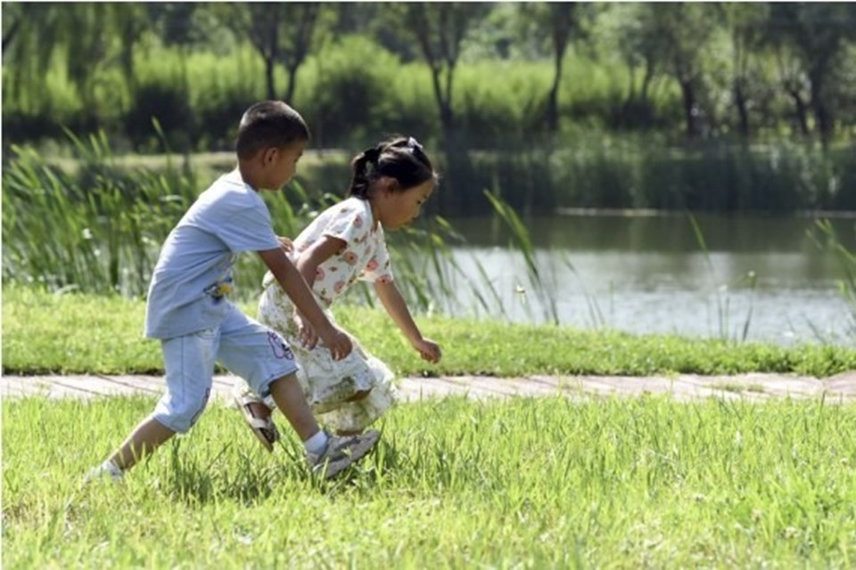 Trẻ em vui chơi tại công viên ở Thạch Gia Trang, tỉnh Hà Bắc, Trung Quốc. Ảnh minh họa. Ảnh: AFP Trẻ em vui chơi tại công viên ở Thạch Gia Trang, tỉnh Hà Bắc, Trung Quốc. Ảnh minh họa. Ảnh: AFP