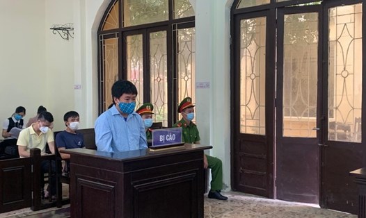 Bị cáo Nguyễn Văn Hoà hai lần chống đối cán bộ chốt kiểm soát phòng chống dịch COVID-19 ở huyện Thạch Thất, Hà Nội. Ảnh: L.N