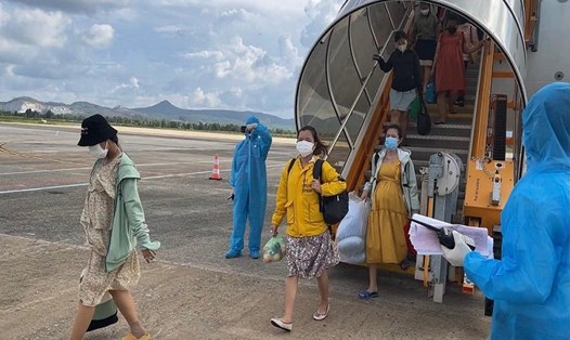 Những phụ nữ mang thai và trẻ em được đón về Quảng Ngãi bằng máy bay. Ảnh: Thanh Chung