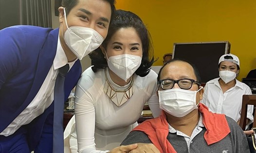 Nghệ sĩ Trần Mạnh Tuấn (ngoài cùng bên phải) đã khỏe lại sau khi nhập viện vì đột quỵ. Ảnh: NSCC.