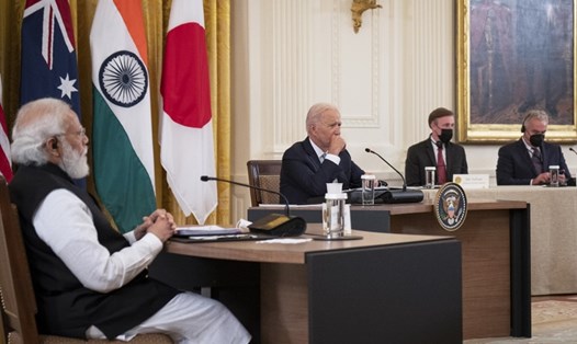 Thủ tướng Ấn Độ Narendra Modi (trái) trong cuộc họp thượng đỉnh Bộ Tứ ngày 24.9 ở Mỹ. Ảnh: AFP
