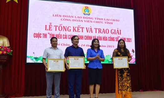 Bà Nguyễn Thị Thiện - Chủ tịch LĐLĐ tỉnh Lai Châu - tặng bằng khen
cho các tập thể đạt giải trong cuộc thi Tìm hiểu cải cách hành chính và văn hoá công sở.