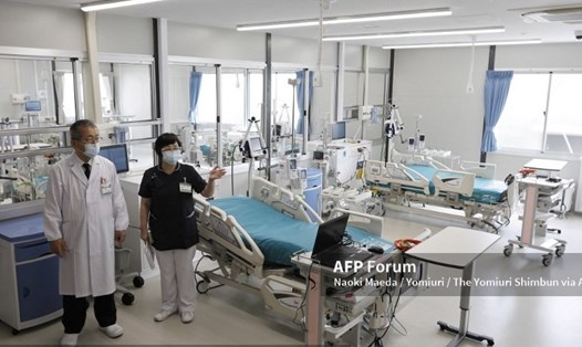 Một phòng chăm sóc đặc biệt cho bệnh nhân COVID-19 ở Nhật Bản. Ảnh: AFP