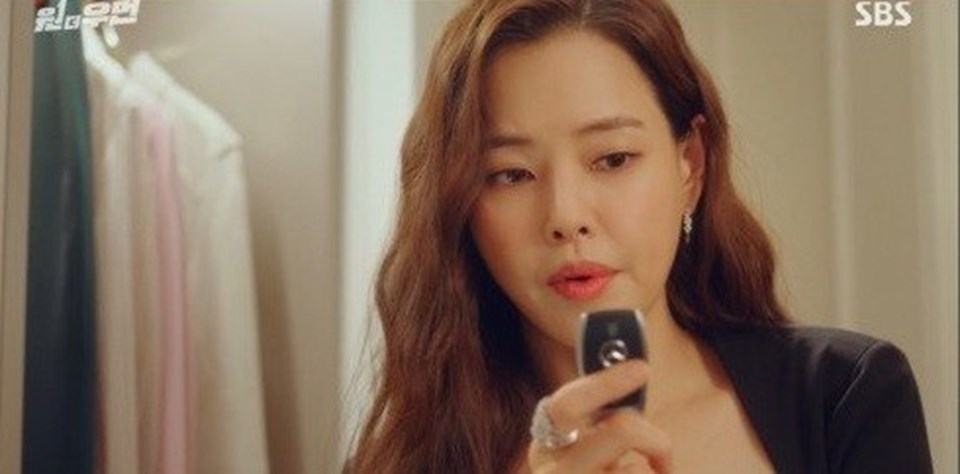 Honey Lee trong một cảnh quay của "One the Woman". Ảnh chụp màn hình. Honey Lee trong một cảnh quay của "One the Woman". Ảnh chụp màn hình.