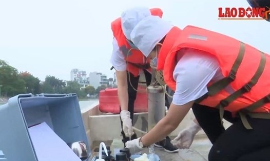 Chế phẩm "đặt hàng" Redoxy 3C dùng để làm sạch hồ được ông Nguyễn Đức Chung chỉ đạo mua từ Công ty Arktic. Ảnh cắt từ clip