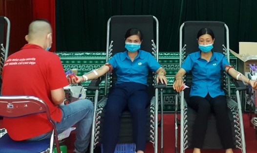 Đoàn viên tham gia hiến máu tại ngày hội. Ảnh: LĐLĐ huyện Tân Yên
