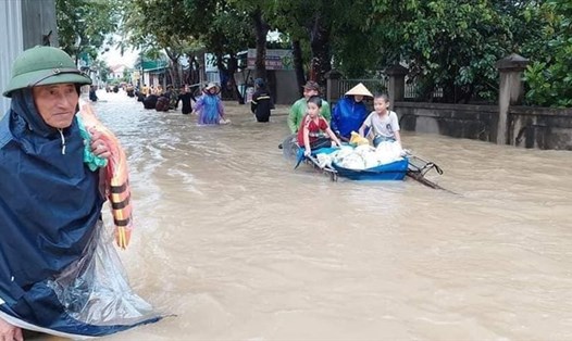 Mưa lũ gây ngập nặng, người dân huyện Quỳnh Lưu (Nghệ An) tìm nơi sơ tán. Ảnh: Quang Hợp