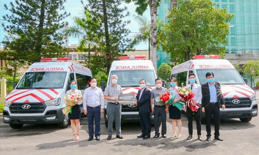 Ông Lê Hồng Việt - Phó Chủ tịch Tập đoàn Hưng Thịnh (thứ 5 từ phải sang) trao
tặng xe cứu thương cho ông Lê Quang Hùng - Giám đốc Sở Y tế tỉnh Bình Định
(thứ 3 từ trái sang)