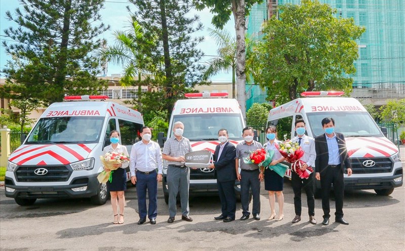 Ông Lê Hồng Việt - Phó Chủ tịch Tập đoàn Hưng Thịnh (thứ 5 từ phải sang) trao
tặng xe cứu thương cho ông Lê Quang Hùng - Giám đốc Sở Y tế tỉnh Bình Định
(thứ 3 từ trái sang)