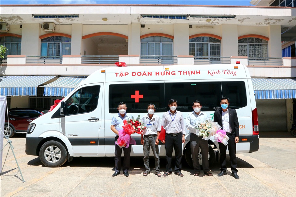 Đại diện Tập đoàn Hưng Thịnh trao tặng xe cứu thương cho tỉnh Bình Định