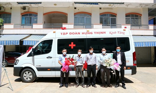 Đại diện Tập đoàn Hưng Thịnh trao tặng xe cứu thương cho tỉnh Bình Định